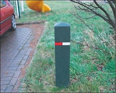 Berkleley Rubber Bollard - Pyramid Black 700mm Surface